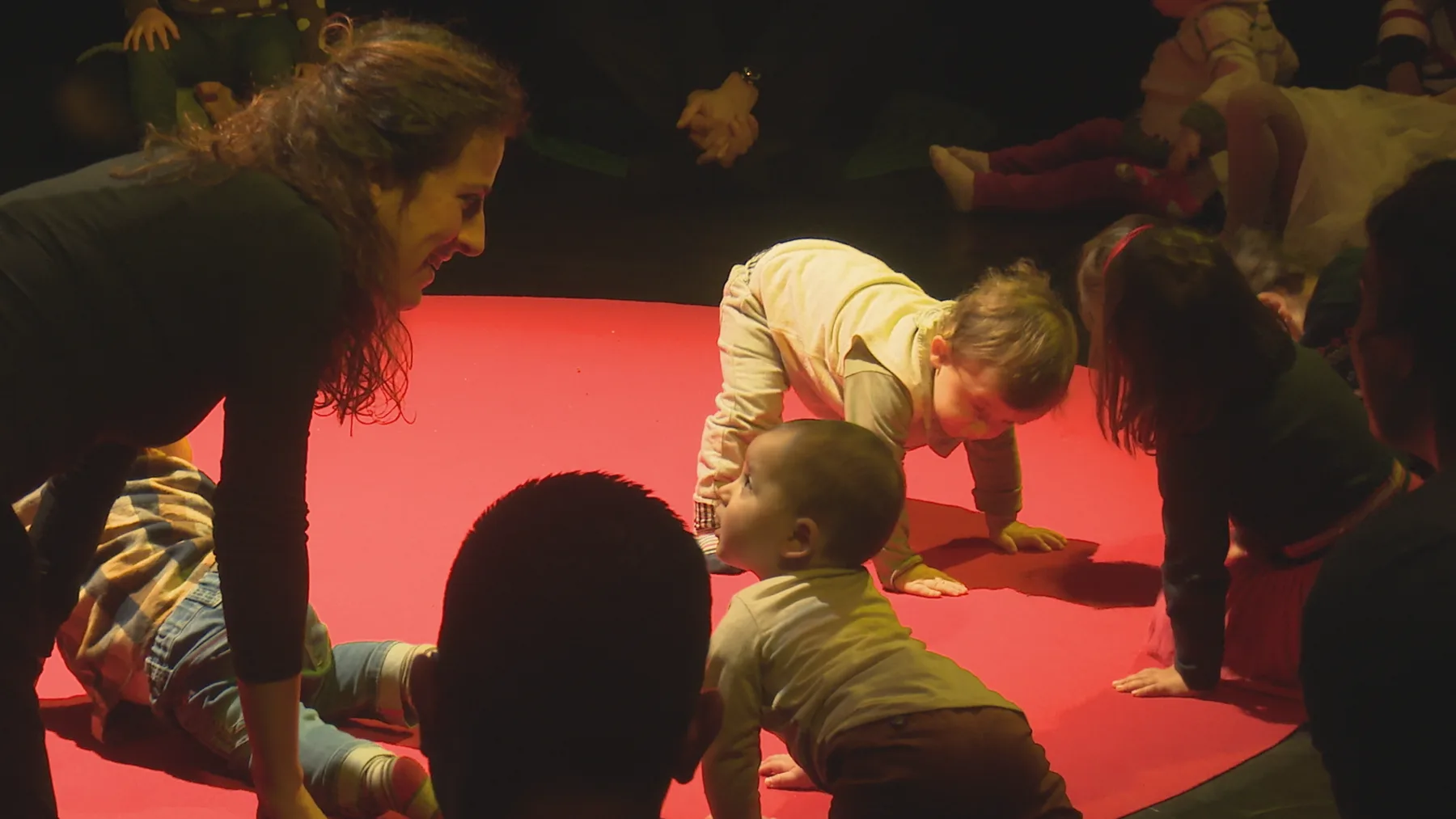 Interazione ravvicinata fra interprete e bambini durante MiniMiniature